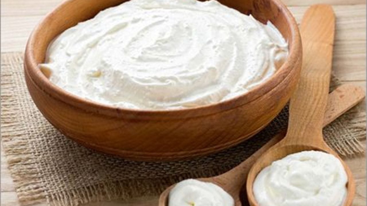 હાઇડ્રેટિંગ અને ઠંડક - દહીંમાં પાણીનું પ્રમાણ વધુ હોય છે. જે શરીરને હાઇડ્રેટ કરવામાં મદદ કરે છે. ખાસ કરીને ગરમ હવામાનમાં તેના કુદરતી ઠંડક ગુણધર્મો શરીરની ગરમી ઘટાડી શકે છે અને ડિહાઇડ્રેશનને અટકાવી શકે છે.