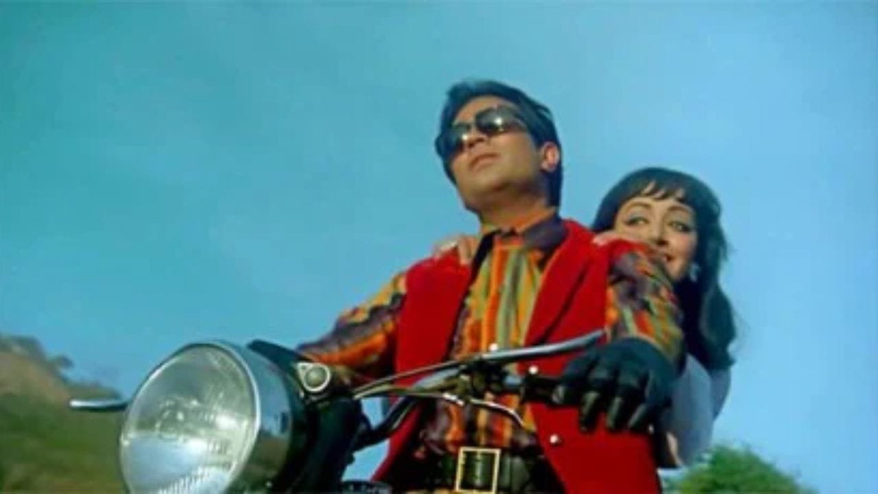 ઝિંદગી એક સફર: કુમારનું એક પ્રખ્યાત કૌશલ્ય હતું. જેને તેમણે તેમના ગીતોમાં સમાવિષ્ટ કરવાનું શીખ્યા હતા અને 1971 ની ફિલ્મ અંદાજનું ઉત્સાહી 'ઝિંદગી એક સફર' એ ટેકનિકનું ઉત્તમ પ્રદર્શન છે.