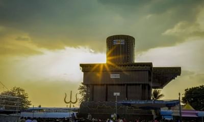 આપણા દેશમાં હજારો વર્ષ પુરાણા મંદિરોના ઈતિહાસ અને આસ્થા જોડાયેલા છે. દરેક મંદિરની પોતાની વિશેષતા છે. પરંતુ કર્ણાટક જિલ્લાના કોલાર જિલ્લામા આવેલુ કોટિલિંગેશ્વર મંદિર તેની અનોખી ઓળખ માટે વિશ્વભરમાં પ્રસિદ્ધ છે. આ મંદિરની સૌથી વધુ ખાસ વાત એ છે કે અહીં 90 લાખથી વધુ શિવલિંગ સ્થાપિત કરવામાં આવી ચુક્યા છે અને આ સંખ્યા હજુ પણ સતત વધી રહી છે.  (Photo Source: Kotilingeshwara Temple/Facebook)