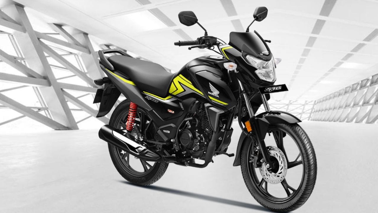 Honda SP 125 and Hero Extreme 125R - હોન્ડા SP 125 ની કિંમત 1.07 લાખ રૂપિયાથી શરૂ થાય છે અને 1.17 લાખ રૂપિયા સુધીની કિંમત હોય છે. તે જ સમયે, હીરો એક્સ્ટ્રીમ 125R ની કિંમત 1.13 થી 1.17 લાખ રૂપિયા સુધી છે. માઇલેજ અને સ્ટાઇલિશ ડિઝાઇનને કારણે બંને બાઇકો પસંદ કરવામાં આવે છે. 125 સીસી સેગમેન્ટમાં તેમની મજબૂત પકડ છે.