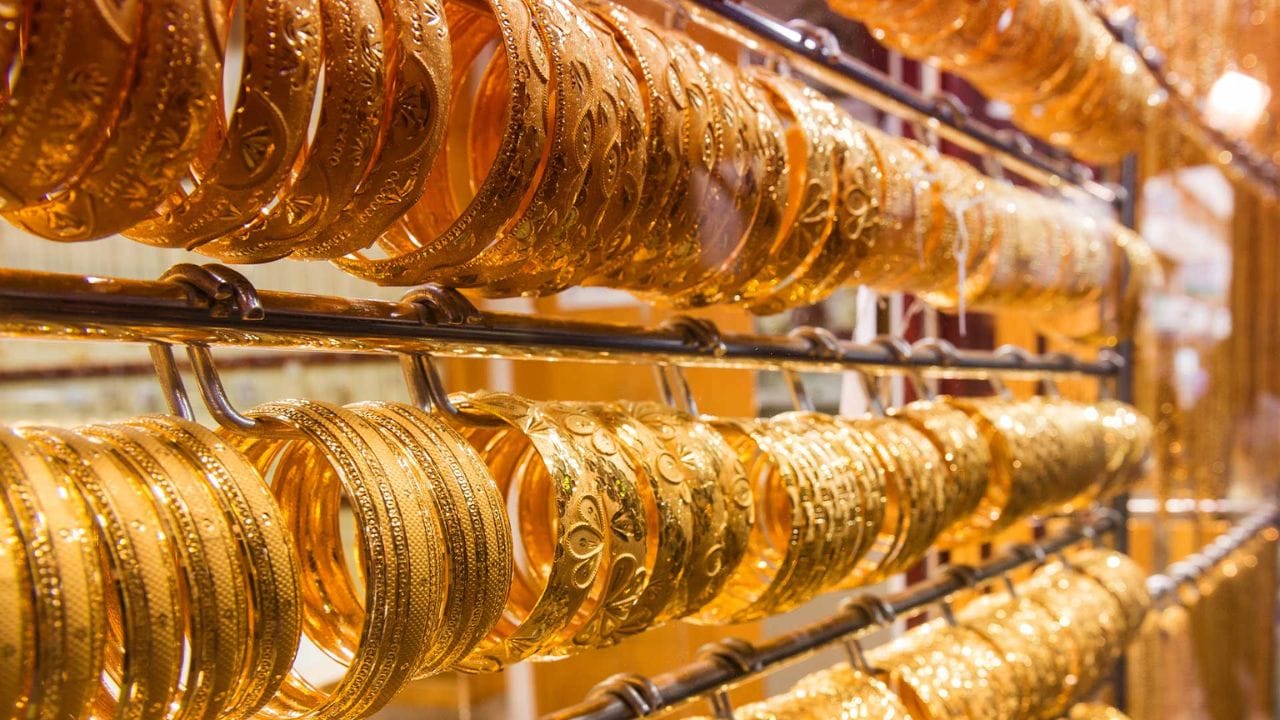 પરંતુ જ્યારે સોનાની શુદ્ધતાની વાત આવે છે, ત્યારે આપણે ઘણીવાર 18, 22 અથવા 24 કેરેટ જેવા શબ્દો સાંભળીએ છીએ. આ કેરેટ શું છે અને તે આ ધોરણો સુધી કેમ મર્યાદિત છે? કેરેટ એ સોનાની શુદ્ધતા માપવાનું એકમ છે. 24 કેરેટ સોનું 100% શુદ્ધ છે એટલે કે તેમાં અન્ય કોઈ ધાતુ ભેળવવામાં આવતી નથી.