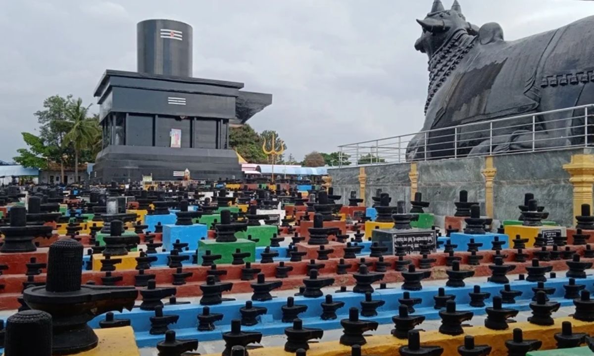 શરૂઆતમાં, અહીં ફક્ત થોડા જ શિવલિંગ સ્થાપિત કરવામાં આવ્યા હતા પરંતુ સમય જતાં, દાતાઓ અને ભક્તોની શ્રદ્ધાએ આ આંકડાને લાખોમાં પહોંચાડી દીધો. અહીં હાજર 108 ફૂટ ઊંચું શિવલિંગ અને 35 ફૂટ ઊંચી નંદીની પ્રતિમા આ મંદિરના મુખ્ય આકર્ષણો છે. તેને એશિયાનું સૌથી મોટું અને સૌથી ઊંચું શિવલિંગ માનવામાં આવે છે.(Photo Source: Kotilingeshwara Temple/Facebook)