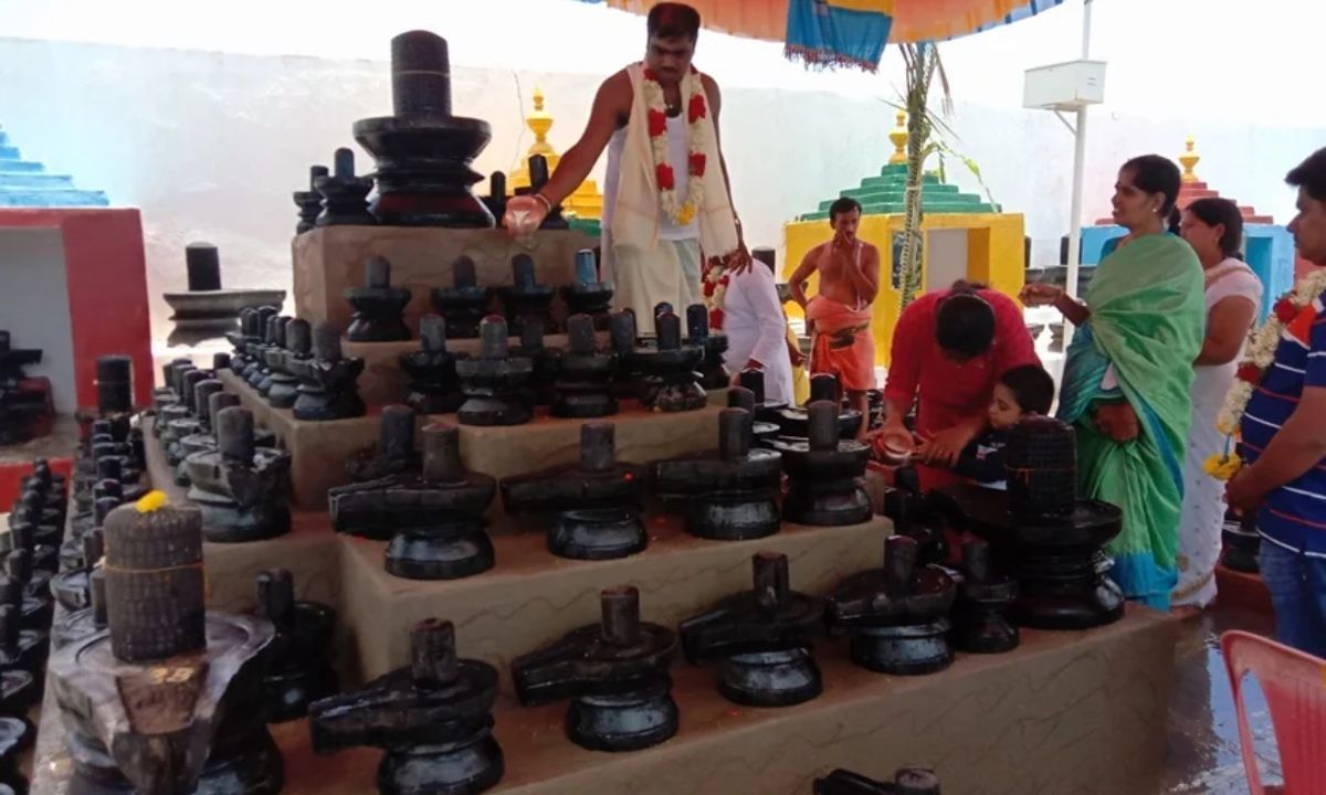 લગભગ 15 એકરમાં ફેલાયેલા આ મંદિર પરિસરમાં નાના-મોટા લાખો  શિવલિંગ સ્થાપિત છે. ભક્તો તેમની શ્રદ્ધા મુજબ દાન આપીને અહીં શિવલિંગ સ્થાપિત કરી શકે છે. ખાસ વાત એ છે કે દાન કરાયેલા શિવલિંગો પર દાતાનું નામ પણ અંકિત થયેલ છે.(Photo Source: Kotilingeshwara Temple/Facebook)