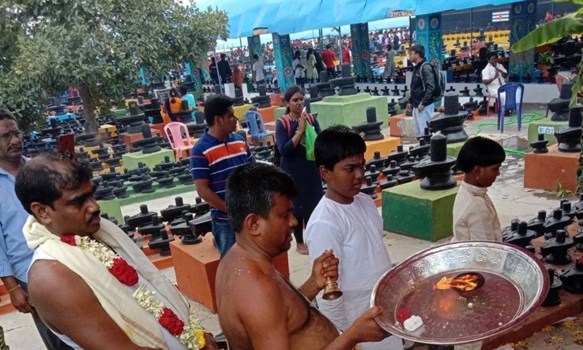 આ મંદિરમાં ફક્ત શિવલિંગ જ નથી, પરંતુ ભગવાન વિષ્ણુ, બ્રહ્મા, મહેશ, ભગવાન રામ, દેવી અન્નપૂર્ણેશ્વરી, દેવી કરુમારી અમ્મા, ભગવાન વેંકટરામણી સ્વામી, ભગવાન પાંડુરંગ સ્વામી, ભગવાન પંચમુખી ગણપતિ, ભગવાન હનુમાન અને દેવી કનિકા પરમેશ્વરીને સમર્પિત 11 નાના મંદિરો પણ છે.(Photo Source: Kotilingeshwara Temple/Facebook)