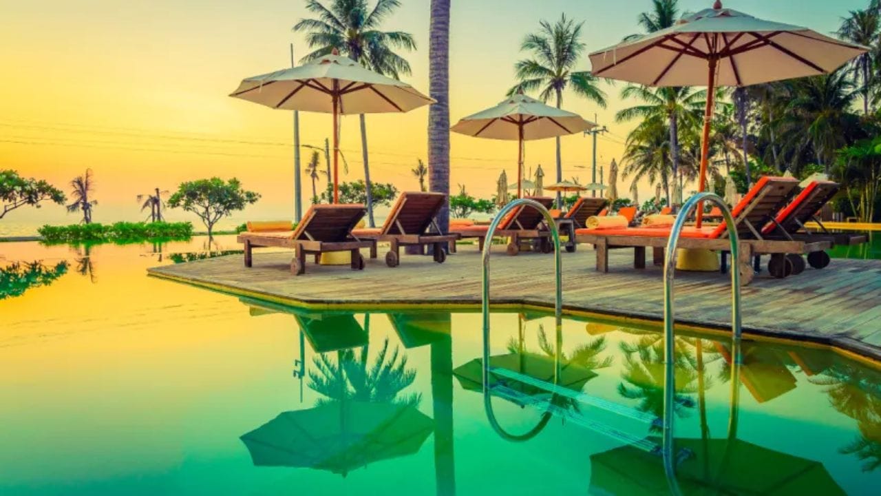 બધી સુવિધાઓ એક મહાન 5 સ્ટાર હોટેલમાં ઉપલબ્ધ છે. તેમાં 24 કલાક રિસેપ્શન સેવા, ડોરમેન સેવા, વેલેટ પાર્કિંગ, પેજ બોય, સિટિંગ એરિયા સાથે રિસેપ્શન, ઈન્ફોર્મેશન ડેસ્ક, પર્સનલ વેલકમ, બ્રેવરેજ સર્વિસ, સ્પેશલ સરપ્રાઈઝ , મીની બાર, રૂમમાં 24 કલાક ફૂડ અને બેવરેજ સેવા, ઇન્ટરનેટ સેવા, પર્સનલ કેર પ્રોડક્ટ્સ, લોન્ડ્રી-આયર્ન સેવા, શૂ પોલિશ સેવા જેવી સુવિધાઓ છે.