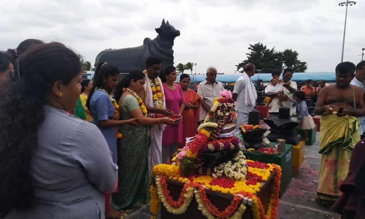 આખા વર્ષ દરમિયાન ભક્તો અહીં આવતા રહે છે, પરંતુ મહાશિવરાત્રીના પાવન અવસરે લાખો ભક્તો અહીં આવે છે. આ દિવસે ખાસ પૂજા અને અભિષેકનું આયોજન કરવામાં આવે છે. મંદિર સંકુલમાં એક મોટી પાણીની ટાંકી પણ છે જ્યાં ભક્તો શિવલિંગ પર અભિષેક કરે છે. (Photo Source: Kotilingeshwara Temple/Facebook)