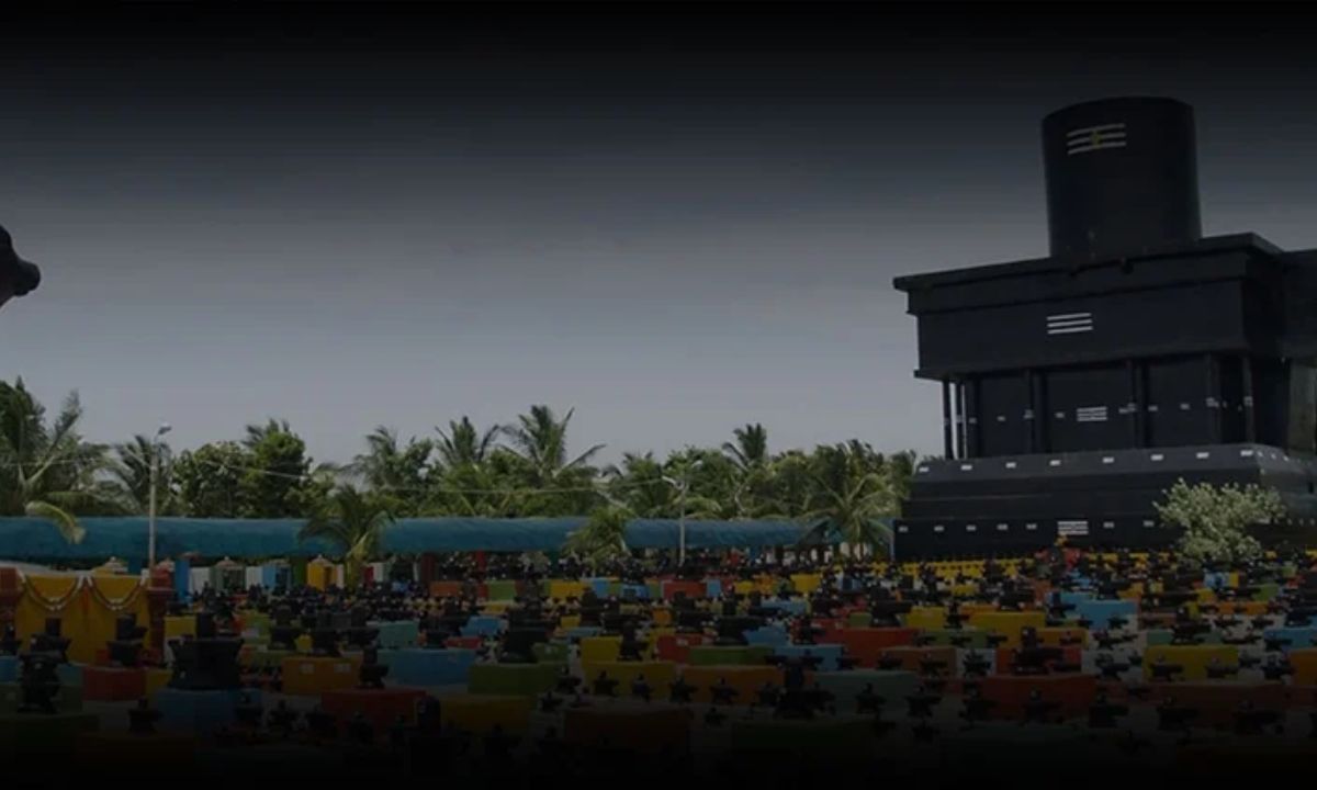 આ મંદિર કર્ણાટકના કોલાર જિલ્લાના કમ્માસનદ્ર ગામમાં આવેલું છે. નજીકનું એરપોર્ટ બેંગલુરુમાં કેમ્પેગૌડા એરપોર્ટ છે, જે લગભગ 100 કિમી દૂર છે. તે જ સમયે, બેંગલુરુ, મેંગલુરુ, હસન અને હુબલીથી કોલાર સુધી રેલ સેવા ઉપલબ્ધ છે. (Photo Source: Kotilingeshwara Temple/Facebook)