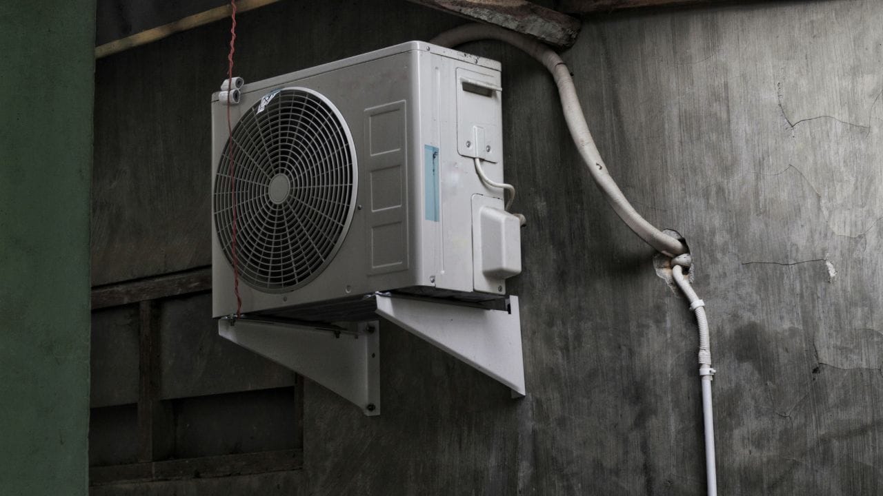 જો તમે જે વિસ્તારમાં રહો છો ત્યાં ઘણી બધી ધૂળ હોય, તો તમારે દર 2 થી 3 મહિને તેની સર્વિસ કરાવવી જોઈએ. AC સર્વિસ કરાવવાથી એર કન્ડીશનરનું આયુષ્ય વધે છે.