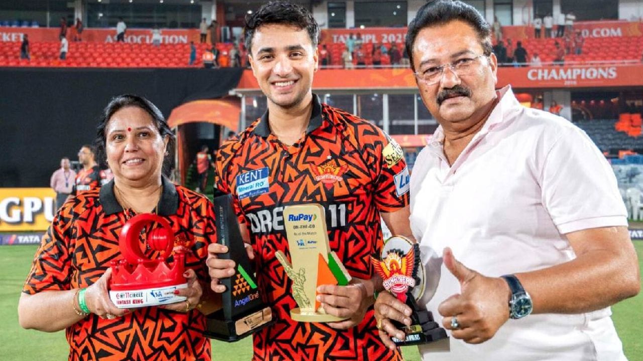 અભિષેક શર્માએ ત્રણ વર્ષની ઉંમરે ક્રિકેટ રમવાનું શરૂ કર્યું હતું. અભિષેકને તેના પિતાએ અમૃતસરના સ્થાનિક ક્રિકેટ ગ્રાઉન્ડ પર કોચિંગ આપ્યું હતું. તેના પિતા અંડર-22 નોર્થ ઝોન લેવલ સુધી રમી ચૂક્યા છે. તેમણે શરૂઆતમાં અભિષેકને કોચિંગ આપ્યું અને તેની કારકિર્દી ઘડવામાં મહત્વની ભૂમિકા ભજવી હતી. 