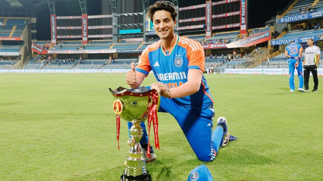 અભિષેક શર્માએ અંડર-16 ટીમમાં શાનદાર પ્રદર્શન કર્યું હતું. 2015-16માં વિજય મર્જન્ટ ટ્રોફીમાં અભિષેકે 7 મેચમાં 1200 રન બનાવ્યા હતા. તે ટુર્નામેન્ટમાં સૌથી વધુ રન બનાવનાર ખેલાડી હતો. તેણે 57 વિકેટ પણ લીધી હતી. આ કારણે તેને રાજ સિંહ ડુંગરપુર એવોર્ડ મળ્યો હતો.