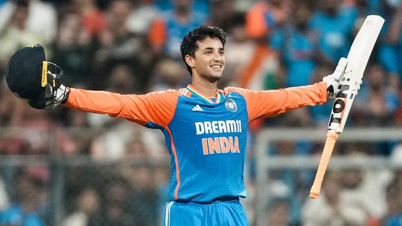 અભિષેક શર્માએ જુલાઈ 2024માં ઝિમ્બાબ્વે સામે પોતાની આંતરરાષ્ટ્રીય કારકિર્દીની શરૂઆત કરી હતી. તે પહેલી મેચમાં ખાતું પણ ખોલી શક્યો ન હતો, પરંતુ બીજી મેચમાં તેણે 47 બોલમાં 8 છગ્ગા અને 7 ચોગ્ગાની મદદથી 100 રનની ઈનિંગ રમી હતી. તેણે તેના મિત્ર શુભમન ગિલના બેટથી શાનદાર સદી ફટકારી હતી.