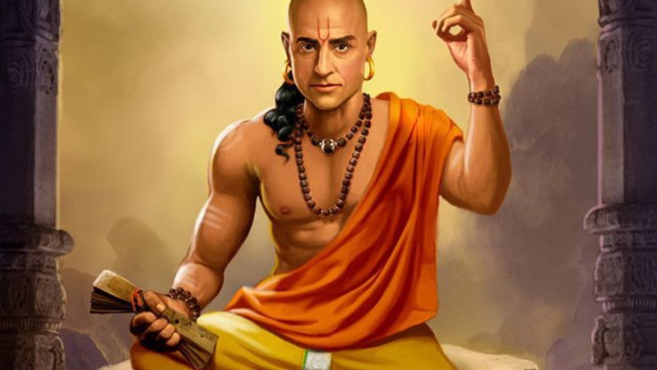 जो लोग अच्छे और बुरे में फर्क नहीं जानते या समझते, वे हमेशा खतरनाक होते हैं। वे आपको कभी भी खतरे में डाल सकते हैं। उनके गलत फैसलों का उनके आसपास के लोगों पर नकारात्मक प्रभाव पड़ सकता है। इसलिए, मूर्ख लोगों से दूर रहें।