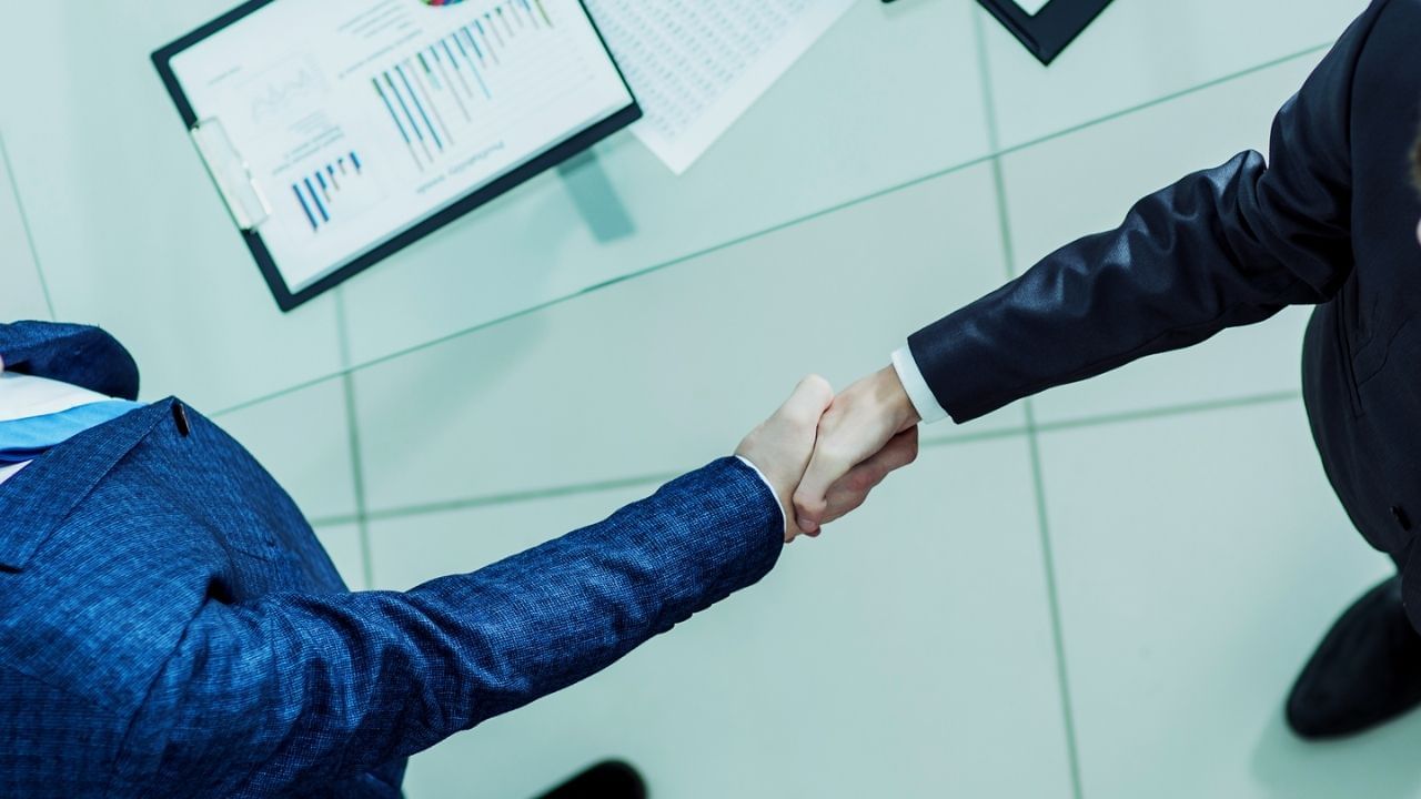 અદાણી ગ્રુપ દ્વારા એક્સચેન્જ ફાઇલિંગમાં આપવામાં આવેલી માહિતી અનુસાર, અદાણી રોડ ટ્રાન્સપોર્ટ લિમિટેડ 11 સપ્ટેમ્બર, 2025 ના રોજ હસ્તાક્ષર કરાયેલા શેર ખરીદી કરાર મુજબ 1,342 કરોડ રૂપિયાથી વધુ ન હોય તેવા ભાવે D P Jain TOT ટોલ રોડ્સ પ્રાઇવેટ લિમિટેડનો 100 % હિસ્સો હસ્તગત કરી રહી છે. આ સંપાદન નિયમનકારી મંજૂરીઓ અને અન્ય માનક શરતોને આધીન છે. એટલે કે, અદાણી ગ્રુપ આ કંપનીને ખરીદવા માટે ₹ 1,342 કરોડથી વધુ ચૂકવશે નહીં. કંપનીને આ રકમની અંદર અથવા આ રકમ પર ખરીદવામાં આવશે.