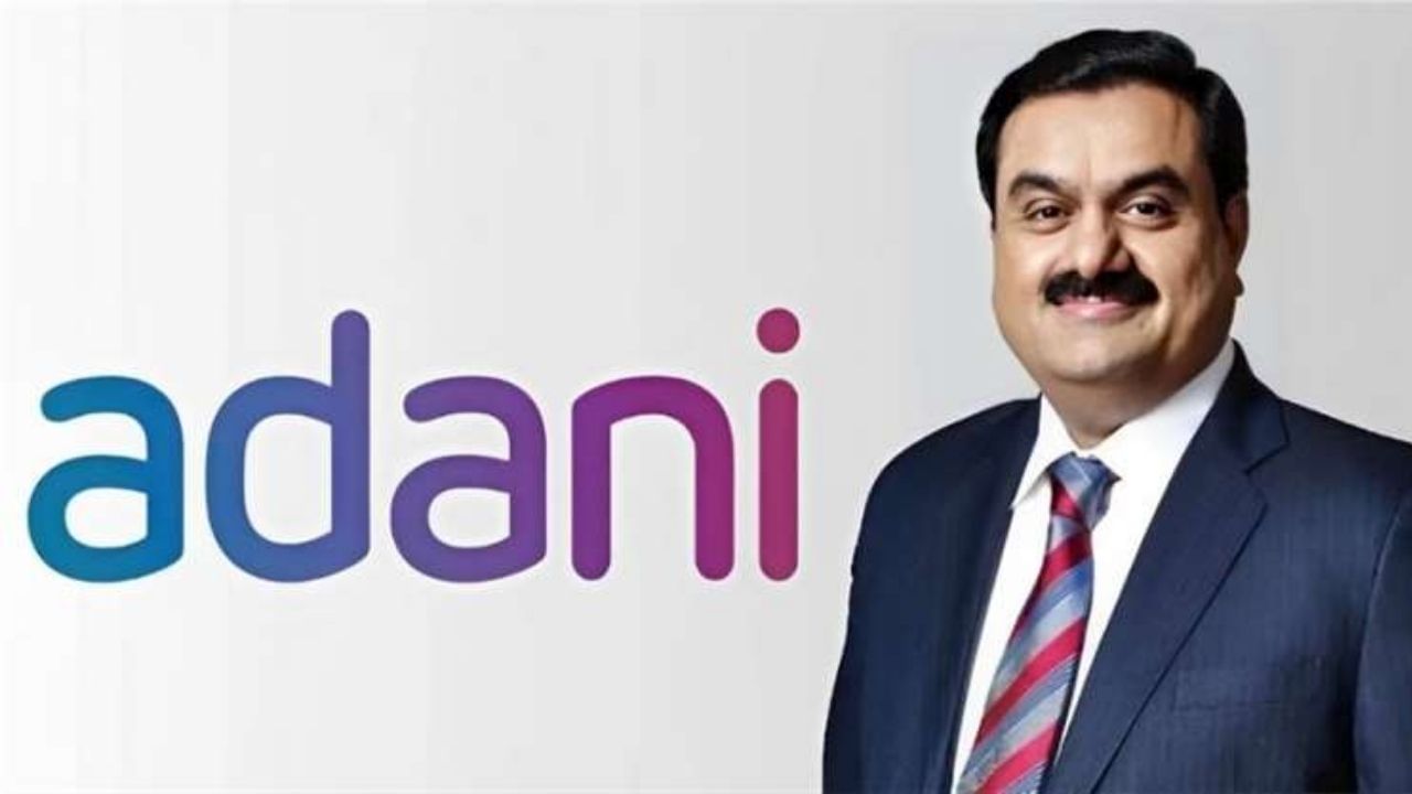 અદાણી ગ્રુપે અનેક મોટા હસ્તાંતરણો કર્યા છે. અદાણીએ એક કંપની ખરીદીને સિમેન્ટ ક્ષેત્રમાં પ્રવેશ કર્યો. 2022 માં, અદાણી ગ્રુપે અંબુજા સિમેન્ટ્સ અને હોલ્સિમ પાસેથી એસીસી હસ્તગત કરીને સિમેન્ટ બજારમાં પણ પ્રવેશ કર્યો. જૂન 2024 માં, અદાણીની અંબુજા સિમેન્ટ્સે પેન્ના સિમેન્ટને ₹10,422 કરોડમાં હસ્તગત કરી, ત્યારબાદ ઓક્ટોબર 2024 માં ઓરિએન્ટ સિમેન્ટમાં ₹8,100 કરોડમાં 46.8% હિસ્સો હસ્તગત કર્યો. આ હસ્તાંતરણોએ અદાણી ગ્રુપને સિમેન્ટ ક્ષેત્રનો બીજો સૌથી મોટો ખેલાડી બનાવ્યો. (નોંધ: અહીં આપેલી માહિતી માત્ર જાણકારીના હેતુથી આપવામાં આવી છે, અત્રે એ ઉલ્લેખ કરવો જરૂરી છે કે બજારમાં રોકાણ બજારના જોખમોને આધીન છે. આથી રોકાણ કરતા પહેલા હંમેશા નિષ્ણાતની સલાહ લો.)