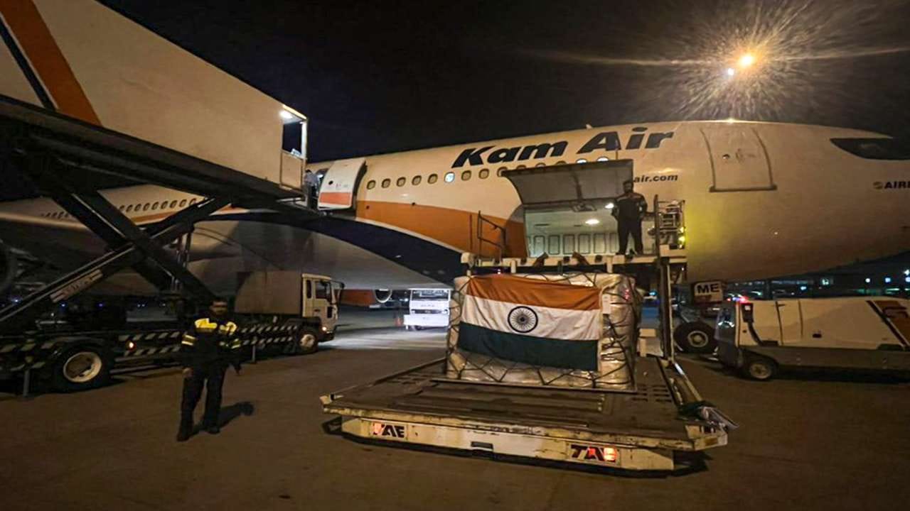 ભારતે અફઘાનિસ્તાનના લોકોને મદદ કરવા માટે 21 ટન રાહત સામગ્રી મોકલી છે. વિદેશ મંત્રી એસ જયશંકરે કહ્યું કે ભારત અફઘાનિસ્તાનની દરેક પરિસ્થિતિ પર નજર રાખી રહ્યું છે અને જરૂર પડ્યે ભારત તમામ શક્ય માનવતાવાદી સહાય પૂરી પાડવા તૈયાર છે.