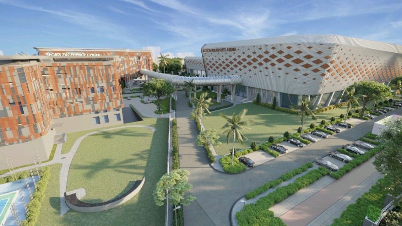 વીર સાવરકર ખેલ પરિસર 1,19,000 ચોરસ મીટર વિસ્તારમાં ફેલાયેલું છે અને આધુનિક રમતગમત સુવિધાઓથી સજ્જ છે. તેમાં 7 પ્રવેશ દ્વાર, 900 વાહનો માટે પાર્કિંગ, 275 કિલોવોટ સોલાર પાવર પ્લાન્ટ, 60 કે.એલ.ડી. સ્યુવેજ ટ્રીટમેન્ટ પ્લાન્ટ, ખેલાડીઓ માટે હોસ્ટેલ અને કોચ માટે આવાસ સહિતની સુવિધાઓ છે. ઉપરાંત, આરોગ્ય અને પોષણ સહાય, તેમજ તકનીકી વિશ્લેષણ માટે થિયેટર પણ બનાવવામાં આવ્યું છે. આ પરિસર પર્યાવરણમૈત્રી (ગ્રીન) છે અને ભારત સરકાર તથા ગુજરાત સરકારની સંયુક્ત પહેલનું પરિણામ છે.