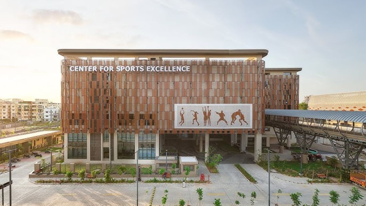 અમિત શાહે જણાવ્યું કે છેલ્લા 10 વર્ષોમાં રમતગમત ક્ષેત્રે અભૂતપૂર્વ સુધારા થયા છે. 2014-15માં રમતગમત બજેટ રૂ. 1,643 કરોડથી વધારીને રૂ. 5,300 કરોડ કરવામાં આવ્યું છે. ખેલો ઈન્ડિયા સેન્ટરો, રાજ્ય શ્રેષ્ઠતા કેન્દ્રો અને એથલિટ અકાદમીઓની સ્થાપના કરવામાં આવી છે. ખેલાડીઓને ઈજા વ્યવસ્થાપન, પોષણ અને તાલીમની સુવિધા પૂરી પાડવામાં આવી છે.