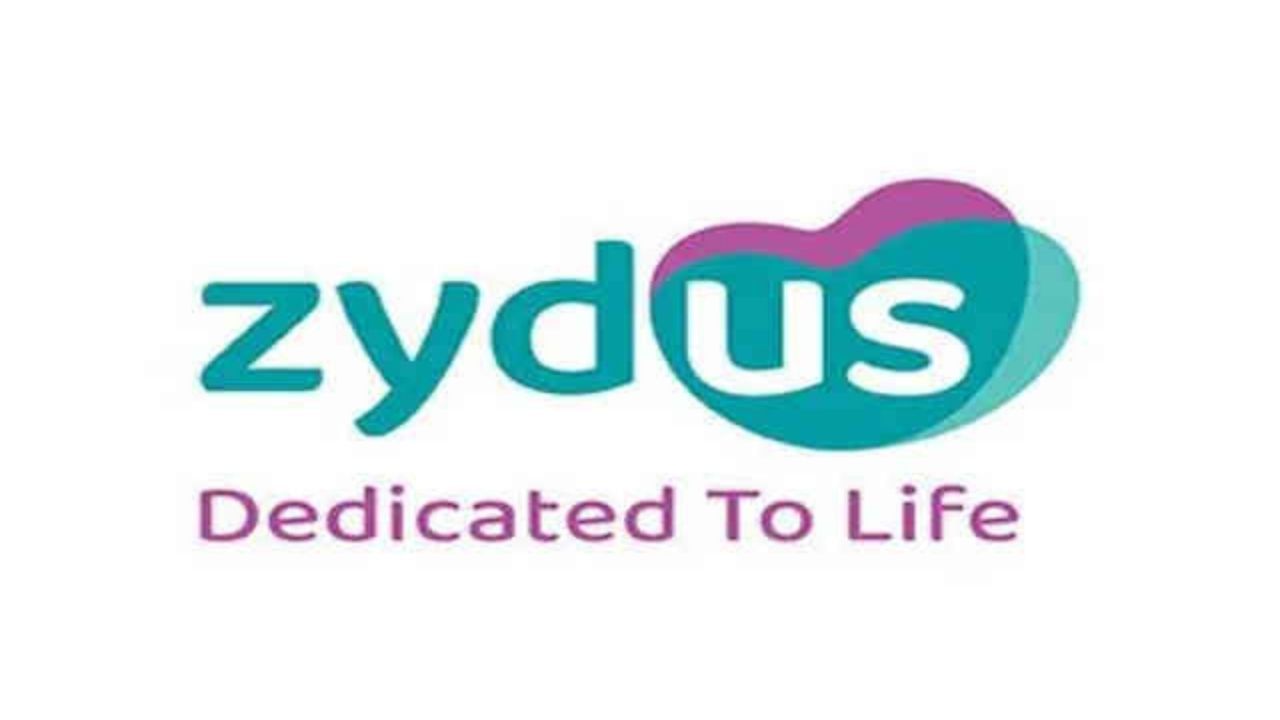 ઝાયડસ લાઇફસાયન્સિસ પણ અમદાવાદ સ્થિત એક જાણીતી ફાર્માસ્યુટિકલ કંપની છે. આ કંપનીને આરોગ્યસંભાળ અને બાયોટેકનોલોજી ક્ષેત્રે અગ્રણી કંપનીઓમાંની એક ગણવામાં આવે છે. તે સંશોધન અને નવીનતામાં એક અગ્રણી નામ છે, જેની કામગીરી અનેક દેશોમાં ફેલાયેલી છે. ઝાયડસનું વર્તમાન બજાર મૂડી આશરે ₹1.02 ટ્રિલિયન છે, જે તેની વૈશ્વિક હાજરીને વધુ મજબૂત બનાવે છે.