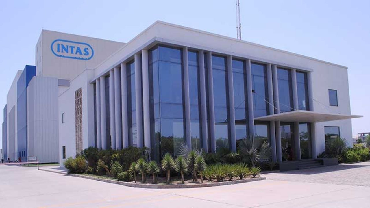 ફાર્માસ્યુટિકલ્સ અને બાયોસિમિલર્સના ઉત્પાદનમાં વિશેષતા ધરાવતી અમદાવાદ સ્થિત અગ્રણી કંપની ઇન્ટાસ ફાર્માસ્યુટિકલ્સ પણ એક મુખ્ય ખેલાડી છે. વૈશ્વિક બજારમાં તેની હાજરી સતત મજબૂત થઈ રહી છે. તાજેતરના અહેવાલો અનુસાર, ઇન્ટાસનું અંદાજિત મૂલ્યાંકન આશરે US$8.5 બિલિયન (₹65,000 કરોડ) છે. તેની સફળતાએ અમદાવાદને વૈશ્વિક ફાર્મા નકશા પર સ્થાન આપ્યું છે.