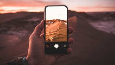 ઘણી વાર એવું બને છે કે જો આપણે લાંબા સમય સુધી ફોનનો ઉપયોગ કરીએ છીએ, તો આપણને કંટાળો આવે છે. આ સમય દરમિયાન આપણને લાગે છે કે આપણે નવો ફોન ખરીદવો જોઈએ. પરંતુ જ્યારે તમે ફોનથી કંટાળી જાઓ છો ત્યારે નવો ફોન ખરીદવો એ સારો વિચાર નથી. જો કે, જો તમે ઇચ્છો તો, તમે તમારા જૂના ફોનને નવા જેવો બનાવી શકો છો. આ માટે, તમારે તમારા જૂના ફોનમાં કેટલાક ફેરફારો કરવા પડશે, કેટલીક સેટિંગ્સ બદલવી પડશે, ચાલો જાણીએ આ ટ્રિક .