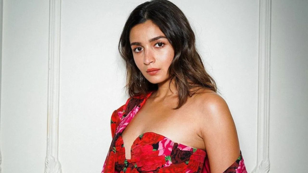 બોલિવૂડ અભિનેત્રી આલિયા ભટ્ટ ચોથા સ્થાને છે, જે 116.4 મિલિયન ડોલર (આશરે 1031 કરોડ રૂપિયા) ની વેલ્યુએશન સાથે સૌથી મુલ્યવાન મહિલા સેલિબ્રિટી છે.