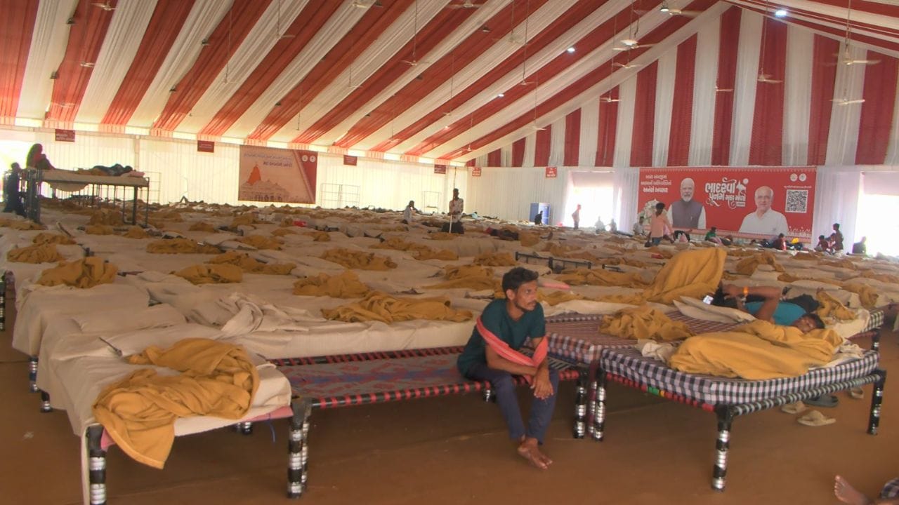 અહીં આવતા લાખો પદયાત્રીઓ અને માઈભક્તો માટે રાજ્ય સરકાર અને સ્થાનિક વહીવટી તંત્ર દ્વારા કરવામાં પણ અનેક વ્યવસ્થા કરવામાં આવી છે.અંબાજી મહામેળો 2025માં પગપાળા યાત્રીઓ માટે ચાર સ્થળોએ વૉટરપ્રૂફ ડોમ તૈયાર કરવામાં આવ્યા છે.