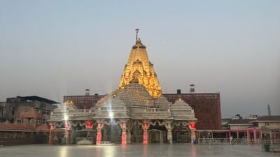  ગુજરાતમાં એવા કેટલાક ધાર્મિક સ્થળો આવેલા છે, જેનું ધાર્મિક મહત્વ ખુબ જ છે. ગુજરાતના બનાસકાંઠામાં અંબાજીનું મંદિર આવેલું છે. આ મંદિર 51 શક્તિપીઠમાં સામેલ છે. અહિ દર વર્ષે લાખો શ્રદ્ધાળુંઓ દર્શન માટે આવતા હોય છે.