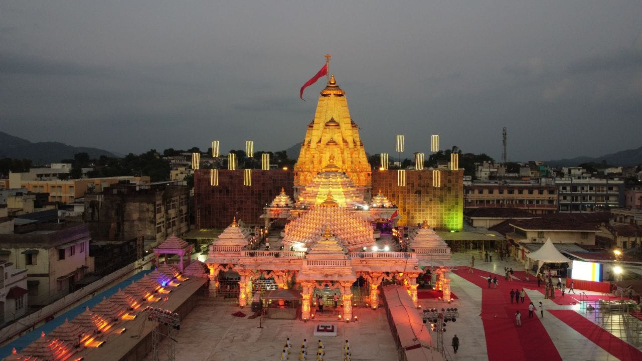 જો તમે પણ  ભાદરવી પૂનમના અંબાજી મંદિરના દર્શન કરવાનો પ્લાન બનાવી રહ્યા છે. તો કેવી રીતે જવું તેના વિશે આજે આપણે વાત કરીશું.શક્તિપીઠ અને પવિત્ર યાત્રાધામ અંબાજી ખાતે 1 સપ્ટેમ્બર થી 7 સપ્ટેમ્બર સુધી સાત દિવસીય ભાદરવી પૂનમ મહામેળો 2025 ભરાય છે. 