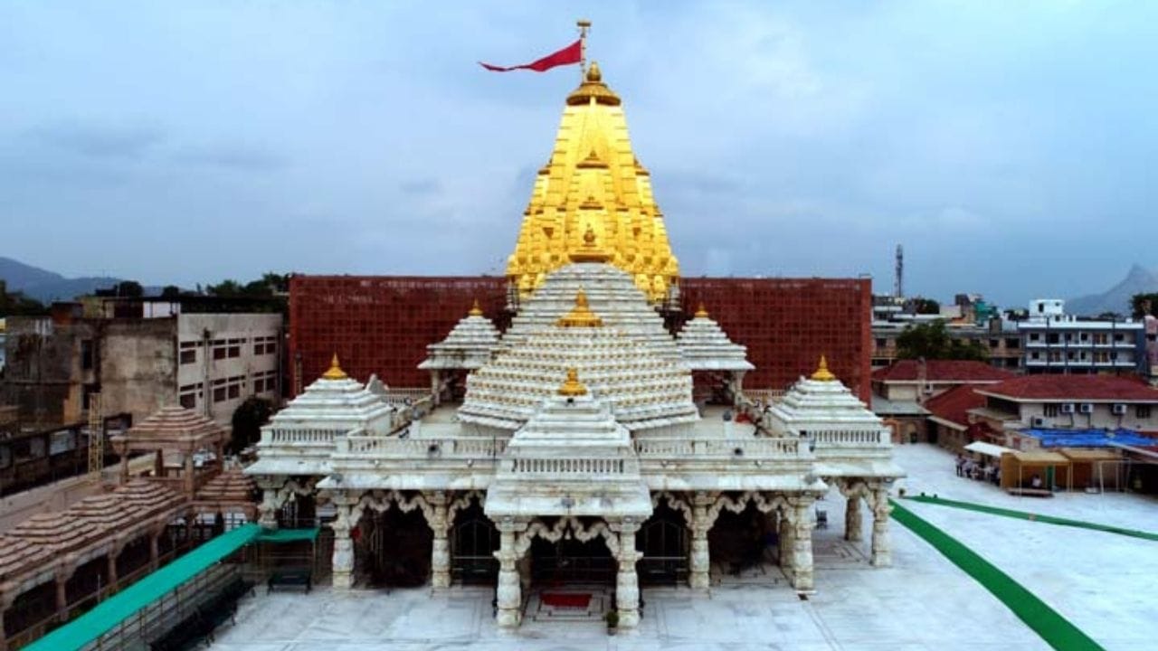 આબુ રોડ રેલવે સ્ટેશનથી અંબાજી મંદિર 20 કિલોમીટર દુર છે. અહિ જવા માટે આબુ રોડ રેલવે સ્ટેશન નજીકનું રેલવે સ્ટેશન છે. 