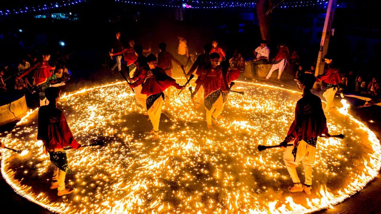 મા ની આરાધનાનો અનોખો રંગ, જામનગરમાં સળગતા અંગારા પર ખેલૈયાઓ ગરબે જુમ્યા- જુઓ Video