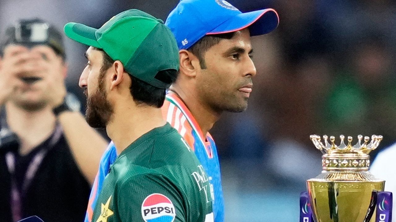 ભારતીય ટીમે રવિવારના રોજ એશિયા કપની ફાઈનલમાં પાકિસ્તાનને 5 વિકેટથી હાર આપી હતી. પહેલગામ આતંકીહુમલા બાદ ભારત સરકારના ઓપરેશન સિંદૂરની પૃષ્ઠભૂમિ સામે, સમગ્ર ટુર્નામેન્ટ દરમિયાન બંને ટીમો વચ્ચે તણાવ ચાલુ રહ્યો. 