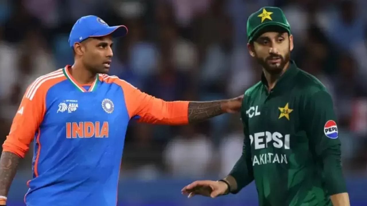 કેપ્ટન સૂર્યકુમાર યાદવની કેપ્ટનશીપમાં, ભારતે પાકિસ્તાનને ફક્ત 127 રન પર રોકી દીધું અને ફક્ત 15.5 ઓવરમાં લક્ષ્ય હાંસલ કર્યું. પરંતુ જો બંને ટીમો સુપર-4માં ફરી ટકરાય છે, તો આ મેચ વધુ રોમાંચક બની શકે છે, કારણ કે પાકિસ્તાનની ટીમ પાછલી હારનો હિસાબ ચૂકવવાના ઇરાદા સાથે આવશે. તે જ સમયે, ટીમ ઇન્ડિયા પોતાનું વર્ચસ્વ જાળવી રાખવા માંગશે.