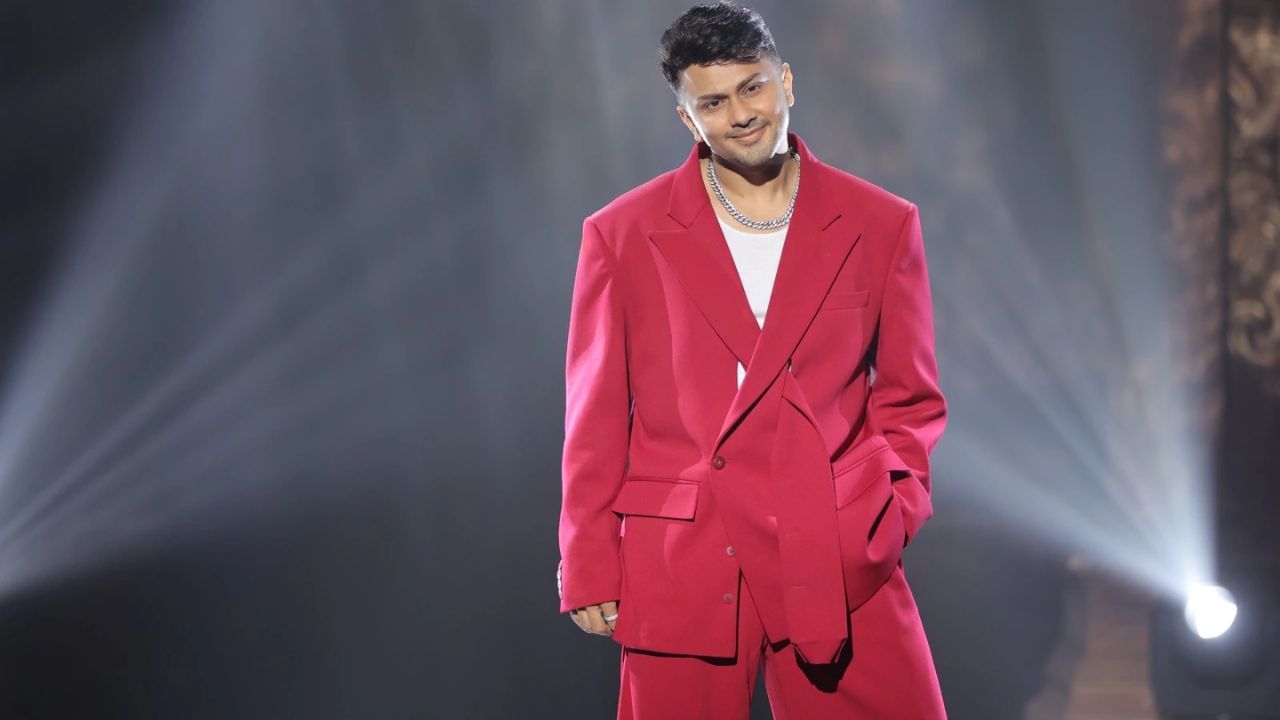 અવેઝ દરબારની સોશિયલ મીડિયા પર મજબૂત ફેન ફોલોઇંગ છે. આવાઝ એક જાણીતા ડાન્સ કોરિયોગ્રાફર અને સોશિયલ મીડિયા પ્રભાવક છે, જેના ઇન્સ્ટાગ્રામ પર 30 મિલિયનથી વધુ ફોલોઅર્સ છે. યુટ્યુબ પર તેના 12.6 મિલિયન સબ્સ્ક્રાઇબર્સ પણ છે. શો દરમિયાન, સલમાન ખાને વારંવાર આવાઝને તેના ફેન ફોલોઇંગની યાદ અપાવી, તેને તેની રમતને મજબૂત બનાવવાની સલાહ આપી, કહ્યું કે જો તે તેની રમતને મજબૂત નહીં કરે, તો તેના ફોલોઅર્સ તેને મત નહીં આપે. આખરે, એવું જ થયું. ઓછા મત મળ્યા બાદ આવેઝને ઘરમાંથી બહાર કરી દેવામાં આવ્યો.