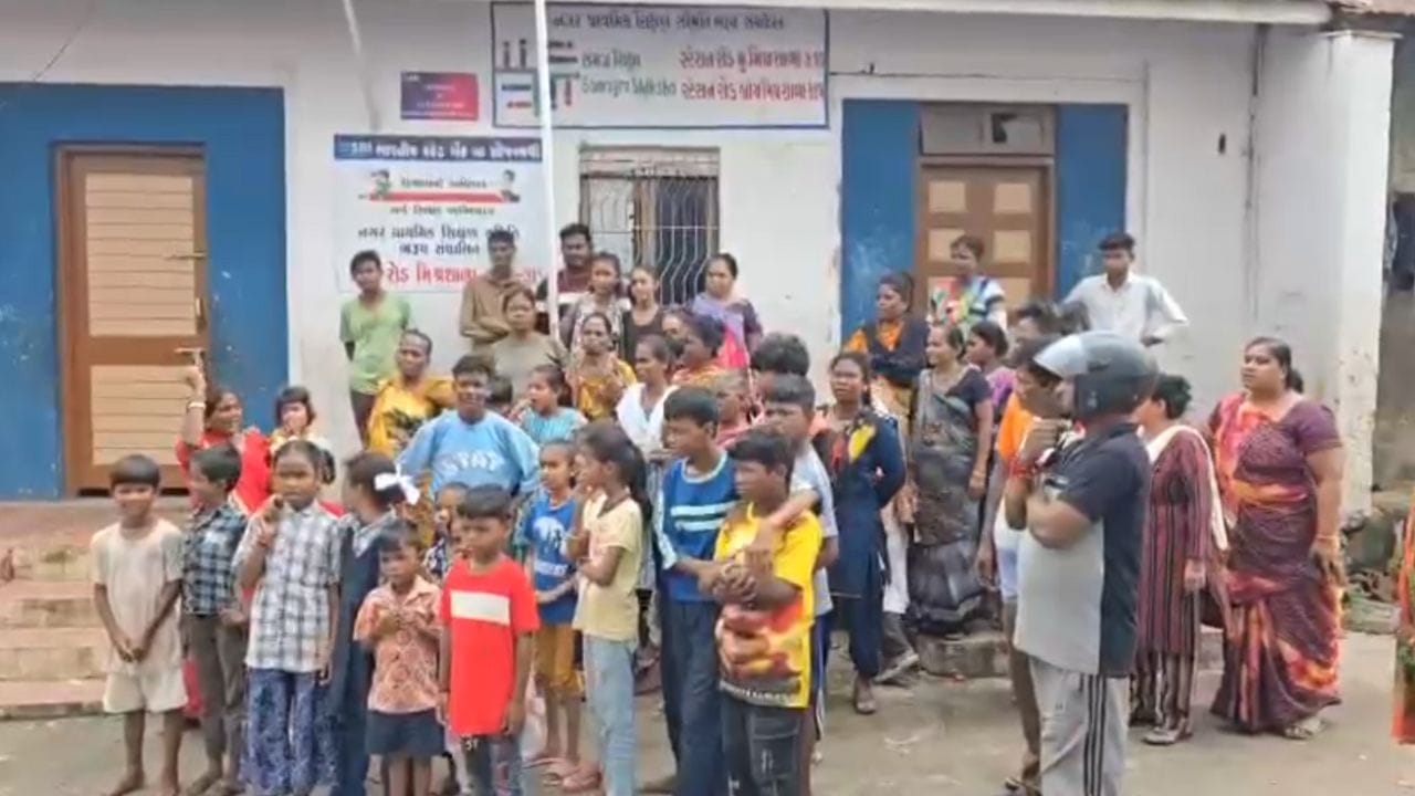 Breaking News : ભરૂચમાં નગરપાલિકા સંચાલિત બે શાળા બંધ કરતા વાલીઓમાં ભારે રોષ,જુઓ Video