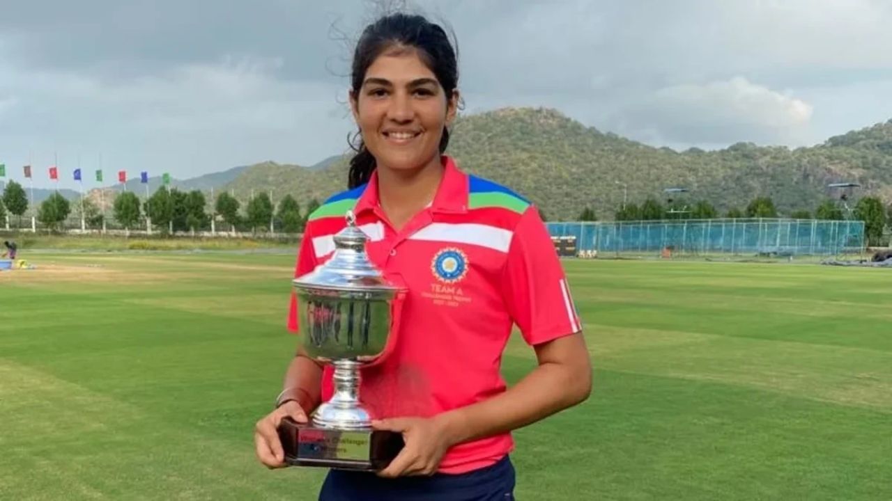 ભાટિયા સમુદાયમાં મુખ્યત્વે હિન્દુઓ અને શીખોનો સમાવેશ થાય છે. ખાસ કરીને સિંધ અને મુલતાન પ્રદેશોમાં કેટલાક મુસ્લિમ ભાટિયાઓ પણ છે.