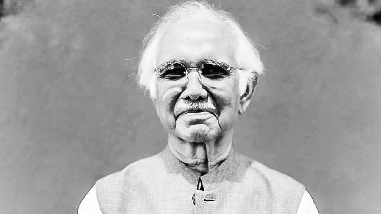 "ભાવસાર" શબ્દ સંસ્કૃત મૂળ ધરાવે છે. "ભાવ"નો અર્થ થાય છે ભાવના, મૂલ્ય, વિચારશુદ્ધિ અને સત્યતા, જ્યારે "સાર"નો અર્થ શ્રેષ્ઠતા, મૂળત્વ અથવા સારરૂપતા થાય છે. એટલે કે ભાવસાર અટકનો અર્થ થાય છે – સત્ય, મૂલ્ય અને શ્રેષ્ઠ ગુણોને ધારણ કરનાર વ્યક્તિ. આથી સ્પષ્ટ થાય છે કે આ અટક ધરાવતા લોકોમાં નૈતિકતા, સત્યતા અને વ્યવહારુ ગુણોને મહત્વ આપવામાં આવતું હતું.