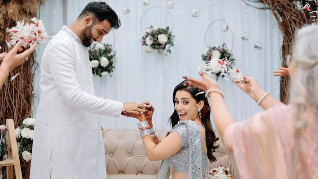 આજના સમયમાં ભાવસાર અટક ધરાવતા લોકો વિશ્વના અનેક દેશોમાં વસવાટ કરે છે. વેપાર ઉપરાંત તેઓ ડોકટરી, ઇજનેરી, શિક્ષણ, ઉદ્યોગ, રાજકારણ અને સામાજિક સેવા જેવા ક્ષેત્રોમાં પ્રતિષ્ઠા મેળવી રહ્યા છે. સમાજમાં એકતા, પરોપકાર અને પ્રગતિશીલ વિચારસરણી તેમની વિશેષતા ગણાય છે.(નોધ :પબ્લિક ડોમેનમાં ઉપલબ્ધ માહિતી અનુસાર આ સ્ટોરી ફાઈલ કરવામાં આવી છે.) 