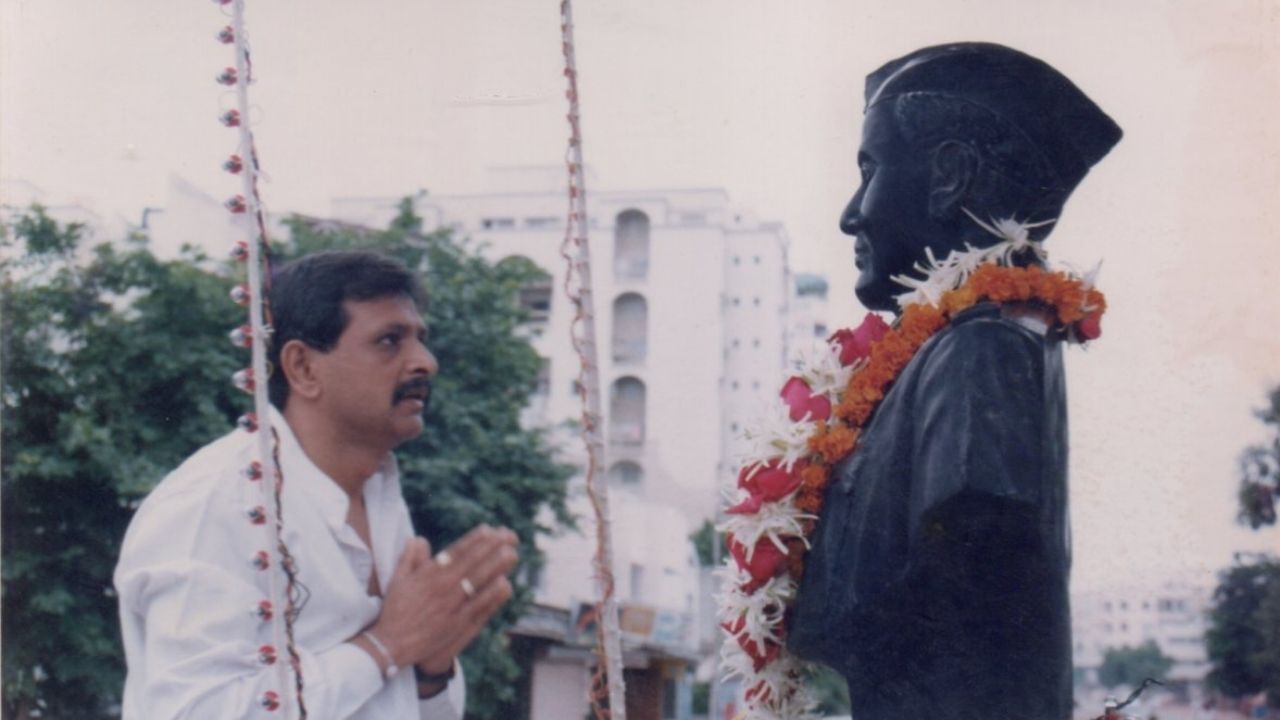 15 જુલાઈ 1962ના રોજ અમદાવાદમાં જન્મેલા ભૂપેન્દ્ર પટેલે સિવિલ એન્જિનિયરિંગનો અભ્યાસ પૂર્ણ કર્યો હતો. 1987માં તેઓ ભારતીય જનતા પાર્ટીમાં જોડાયા અને ત્યારથી તેમની રાજકીય સફર શરૂ થઈ. 1995-96માં તેઓ મેમનગર નગરપાલિકાના સ્ટેન્ડિંગ કમિટીના ચેરમેન બન્યા. 1999-2000 દરમિયાન પહેલી ટર્મ અને 2004-2006 દરમિયાન બીજી ટર્મમાં મેમનગર પાલિકાના પ્રમુખ તરીકે ફરજ બજાવી.