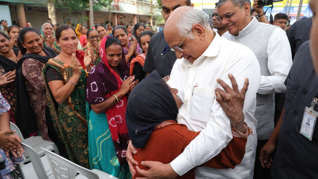 રાજ્યમાં 2.92 કરોડથી વધુ લોકોને આયુષ્માન કાર્ડ મળ્યા છે. 283 ડાયાલિસિસ સેન્ટર અને 35 કીમોથેરાપી સેન્ટરો કાર્યરત છે. છેલ્લા ચાર વર્ષમાં 6,547 ભરતીમેળાઓ યોજાયા, જેમાંથી 5,06,741 લોકોને રોજગાર મળ્યો. નમો લક્ષ્મી યોજના હેઠળ 10 લાખથી વધુ વિદ્યાર્થિનીઓને ₹1000 કરોડથી વધુ સહાય આપવામાં આવી. કિસાન સૂર્યોદય યોજના હેઠળ 16,899 ગામોને દિવસે વીજળી ઉપલબ્ધ થઈ.