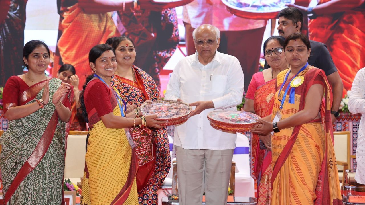 ઔદ્યોગિક વિકાસમાં પણ ગુજરાતે આગવું સ્થાન હાંસલ કર્યું. ગિફ્ટ સિટીમાં AI સેન્ટર ઑફ એક્સલન્સ તથા ફિન્ટેક એન્ડ ઇનોવેશન હબ સ્થાપિત થયા. રાજ્યમાં 4 સેમિકન્ડક્ટર પ્લાન્ટ સ્થાપિત થઈ રહ્યા છે, જેમાં સાણંદ અને ધોલેરાના પ્લાન્ટ ખાસ મહત્વના છે. સાણંદમાં ભારતની પ્રથમ OSAT ફેસિલિટી શરૂ થયો. છેલ્લા ચાર વર્ષમાં ગુજરાતે 20,431 મિલિયન USDની વિદેશી મૂડીરોકાણ (FDI) મેળવી. વાઇબ્રન્ટ ગુજરાત ગ્લોબલ સમિટ 2024માં 140થી વધુ દેશોના 61,000 પ્રતિનિધિઓ જોડાયા.