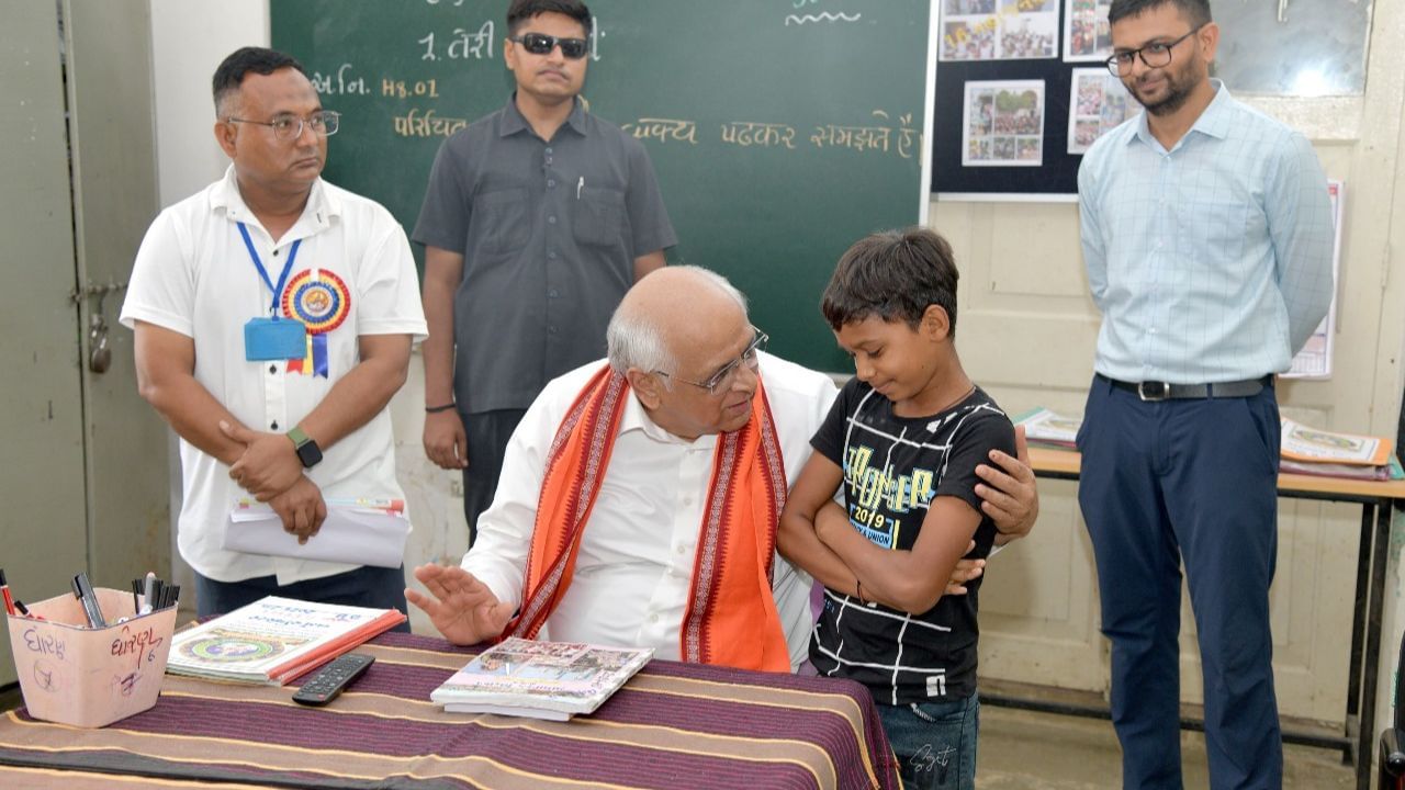 શિક્ષણ ક્ષેત્રે આર્ટિફિશિયલ ઇન્ટેલિજન્સ આધારિત અર્લી વોર્નિંગ સિસ્ટમ અમલમાં મુકાઈ. પોલીસ, ફાયર, એમ્બ્યુલન્સ અને મહિલા-બાળકો માટે સિંગલ હેલ્પલાઇન નંબર 112 જાહેર થયો. પીએમ સૂર્યઘર યોજના હેઠળ ગુજરાતે 10 લાખ રૂફટોપ સોલાર ઇન્સ્ટોલેશનનો રેકોર્ડ બનાવ્યો. રમતગમત ક્ષેત્રે કોમનવેલ્થ 2029 અને ઓલિમ્પિક 2036 માટે ગુજરાત પસંદ થયું.