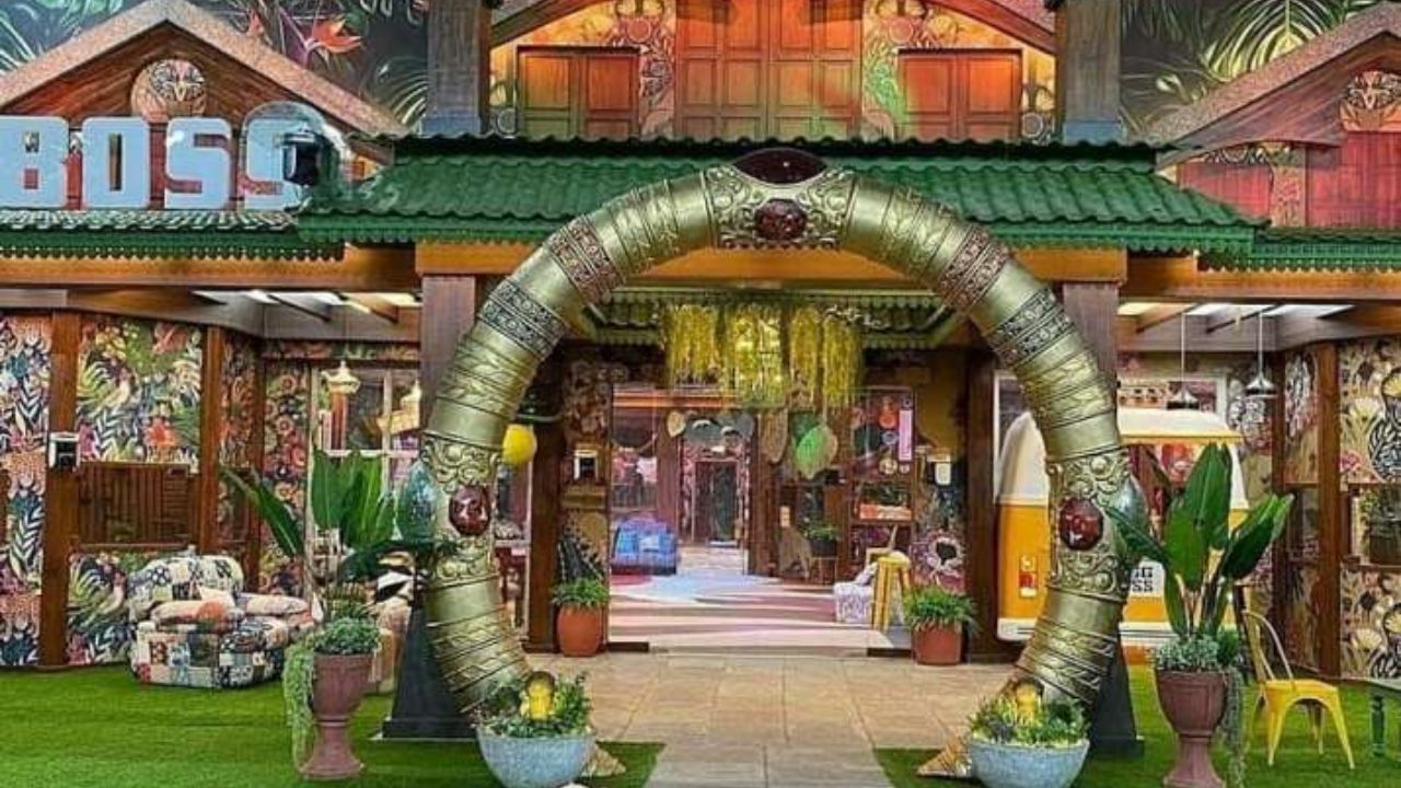 બિગ બોસના પલંગ દર સીઝનમાં બદલાય છે. સ્પર્ધકોના પલંગ દર સીઝનમાં બદલાય છે. કારીગરો નવા પલંગ બનાવવા માટે સેટ પર આવે છે. જૂના પલંગનો ફરીથી ઉપયોગ થતો નથી. તે ખૂબ લક્ઝરી અને આરામ આપતા નથી.