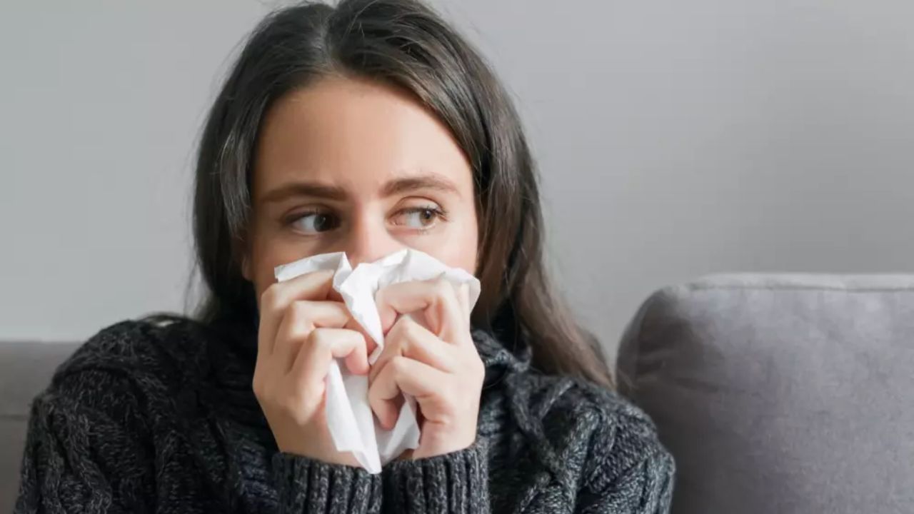 બંધ નાક સાફ કરવા માટે ઇન્હેલર્સ અને દવાઓ બજારમાં ઉપલબ્ધ છે. જો કે, કેટલાક ઘરેલું ઉપાયો પણ તમને રાહત મેળવવામાં મદદ કરી શકે છે. આ ઉપાયો સરળ અને અસરકારક બંને છે. તેથી જો તમે પણ બંધ નાકથી પીડાઈ રહ્યા છો અને રાત્રે સારી ઊંઘ નથી લઈ શકતા તો આ આર્ટિકલ તમારા માટે છે. અહીં અમે બંધ નાક સાફ કરવા માટે દાદીમાના કેટલાક અસરકારક ઉપાયો શેર કરીશું.
