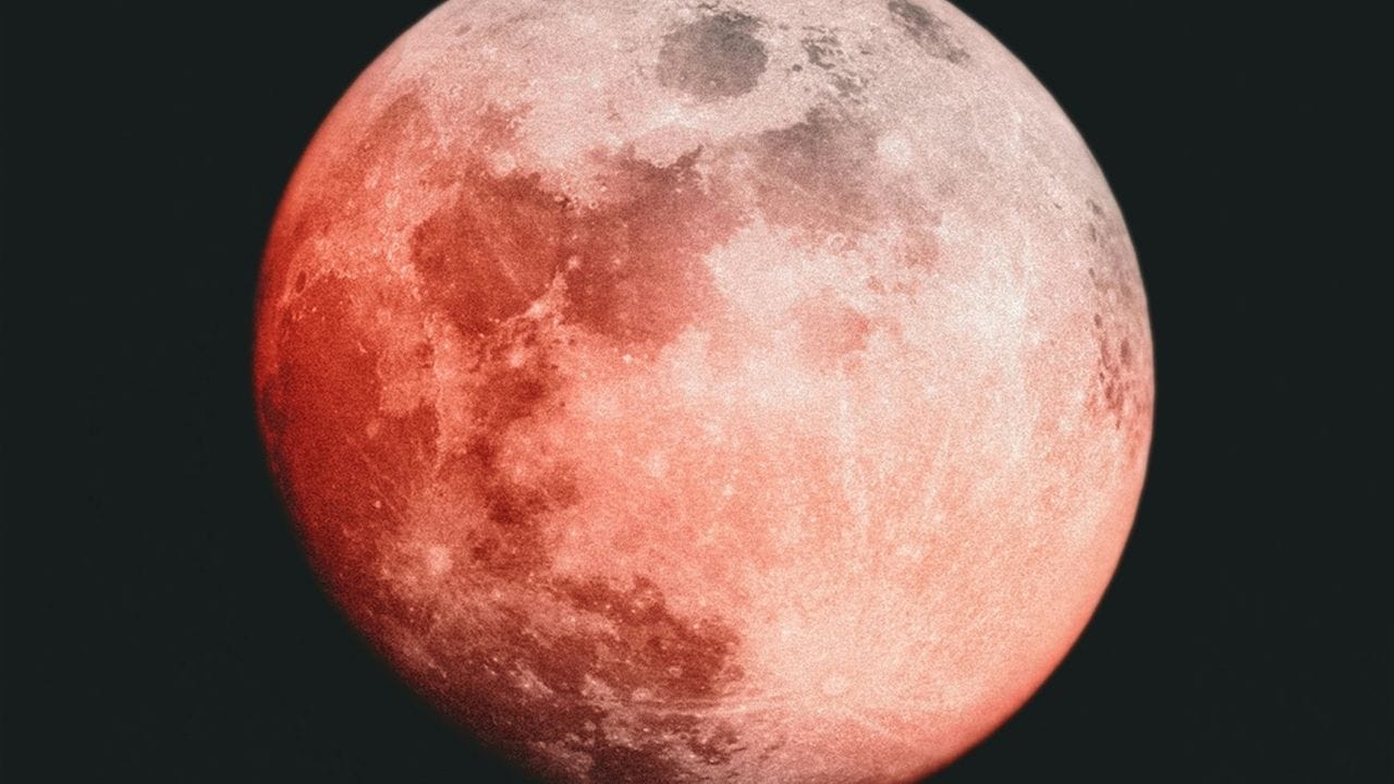 ચંદ્રગ્રહણનો સૌથી ખાસ ભાગ એટલે કે બ્લડ મૂનનો પીક સમય રાત્રે 11:00 થી 12:22 વાગ્યા સુધીનો રહેશે, જ્યારે ચંદ્રનો સૌથી ઊંડો લાલ રંગ રાત્રે 11:41 વાગ્યાની આસપાસ દેખાશે