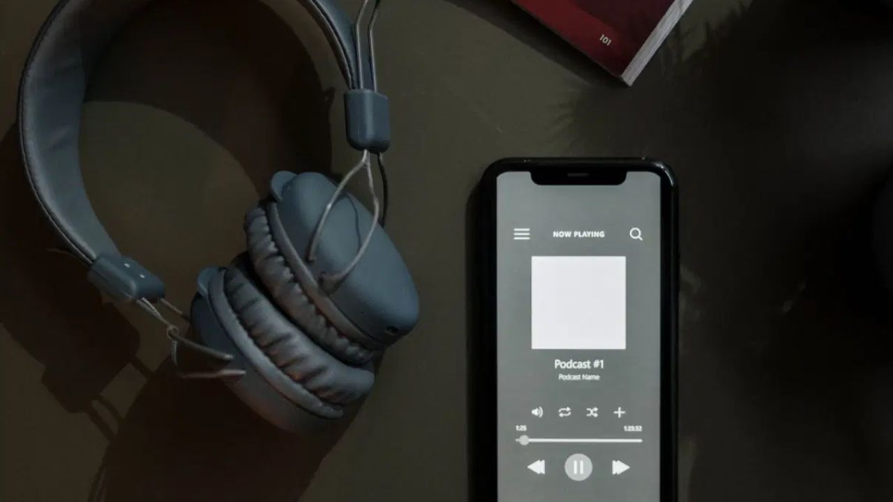 સૌ પ્રથમ, સમસ્યાના સંભવિત કારણો જાણવું મહત્વપૂર્ણ છે. ઘણીવાર આ સમસ્યા તમારા ફોનના ફર્મવેર અથવા ઓપરેટિંગ સિસ્ટમને કારણે થાય છે. જો તમારું OS જૂનું અથવા અપડેટેડ નથી, તો બ્લૂટૂથ યોગ્ય રીતે કામ કરતું નથી. આ ઉપરાંત, ફોન સોફ્ટવેરમાં કોઈપણ ગ્લિચ અથવા બગને કારણે પણ કનેક્ટિવિટી સમસ્યાઓ થઈ શકે છે. ક્યારેક બ્લૂટૂથની કેશ ફાઇલો પર પણ માલવેર હુમલો અથવા ખામી સર્જાય છે, જેના કારણે કનેક્શન ખોવાઈ જાય છે.