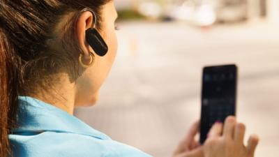 આજકાલ બ્લૂટૂથ સ્માર્ટફોનમાં સૌથી મહત્વપૂર્ણ સુવિધાઓમાંની એક બની ગઈ છે. આ સુવિધા યુઝર્સને એક ફોનથી બીજા ફોનમાં ફાઇલો શેર કરવાની મંજૂરી આપે છે અને તમને તમારા ફોનને હેડફોન, ઇયરબડ્સ, સ્પીકર્સ અથવા કાર સિસ્ટમ જેવા વાયરલેસ ઉપકરણો સાથે કનેક્ટ કરવાની મંજૂરી પણ આપે છે, પરંતુ ઘણી વખત એવું જોવા મળ્યું છે કે ફોનનું બ્લૂટૂથ અચાનક કામ કરવાનું બંધ કરી દે છે.