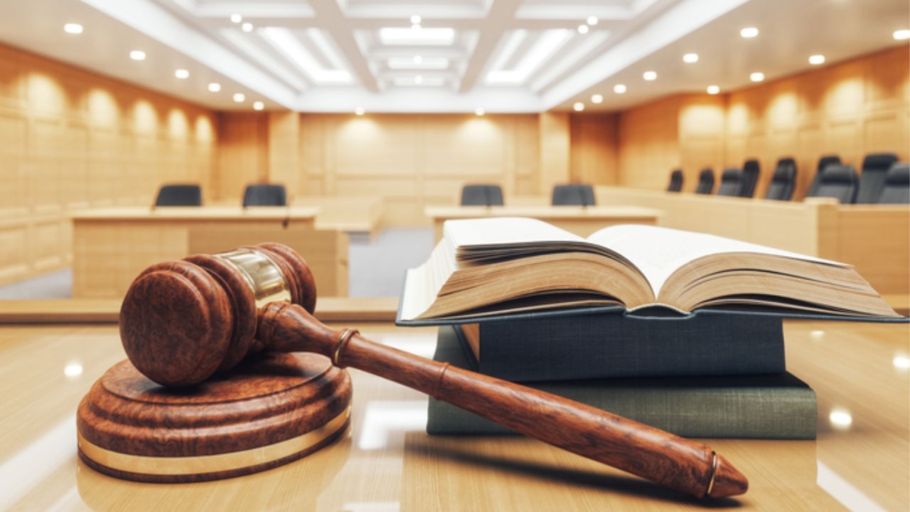 ટેરેસમાંથી પાણીના લીકેજના સમારકામનો ખર્ચ જાળવણી બિલમાં સમાવી શકાતો નથી. નવી મુંબઈમાં 12 ઈમારતો ધરાવતી સહકારી હાઉસિંગ સોસાયટી દ્વારા દાખલ કરાયેલી અરજીને ફગાવી દીધા બાદ કોર્ટે આ ચુકાદો આપ્યો હતો.