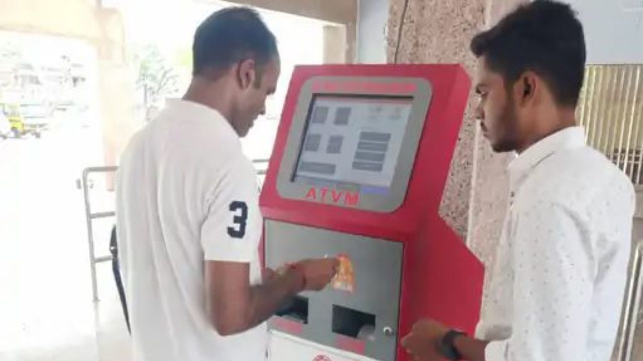 પશ્ચિમ રેલવે યાત્રીઓને આ આધુનિક સુવિધાઓનો ઉપયોગ કરવા માટે પ્રોત્સાહિત કરે છે. યૂટીએસ એપ અને ATVM મારફતે ટિકિટ બુક કરીને યાત્રીઓ ફક્ત સમય જ બચાવે નહીં, પરંતુ ડિજિટલ ઈન્ડિયા અભિયાનમાં પણ સહભાગી બની શકે છે અને પોતાની યાત્રાને સરળ અને સુવિધાજનક બનાવી શકે છે.