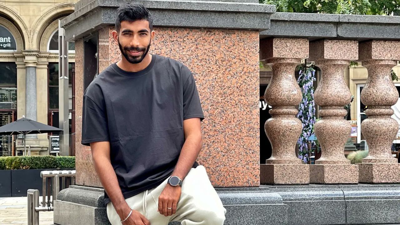 વિકિપીડિયા મુજબ,બુમરાહ અટકનું વૈકલ્પિક સ્વરૂપ છે, જે પંજાબી અટકોની શ્રેણીનો એક ભાગ છે. 19મી સદીમાં બ્રિટિશ સમયગાળા દરમિયાન, ઘણા પંજાબી પરિવારો ગુજરાત જેવા પ્રદેશોમાં સ્થળાંતર કરીને ગુજરાતી ભાષી સમુદાયોમાં અટક જોવા મળે છે.