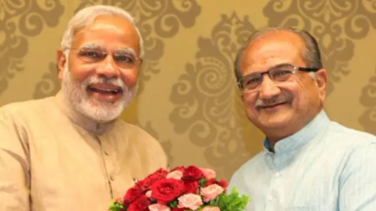 ચુડાસમા રાજવંશ સૂર્યવંશી રાજપૂતોની એક શાખા માનવામાં આવે છે, જે ચંદ્રવંશી અથવા યાદવ વંશ સાથે પણ સંબંધિત હોવાનો દાવો કરે છે. કેટલાક ઇતિહાસકારોના મતે, આ રાજવંશ શ્રી કૃષ્ણના વંશજો સાથે જોડાયેલો છે, જેઓ દ્વારકાથી સૌરાષ્ટ્ર પ્રદેશમાં આવ્યા હતા.